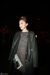 组图：周迅黑色皮衣套装爱丁堡看秀