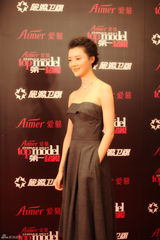 组图：王丽坤刘芸刘孜性感造型助阵活动