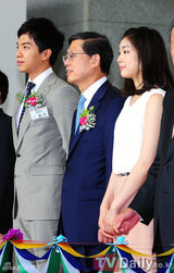 组图：李胜基金妍儿盛装出席就业博览会开幕式