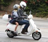 组图：格温妮丝骑摩托接女儿放学 乱超车很危险