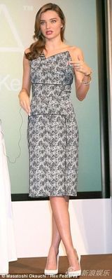 组图：米兰达露肩裙东京捞金 锁骨性感红唇娇艳