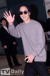 组图：郑宇穿运动装返韩 亲和微笑善待粉丝