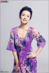 组图：陈依莎尽显熟女风情 披肩卷发浪漫温婉