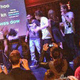 组图：泰勒与小男友十指紧扣深夜同回酒店