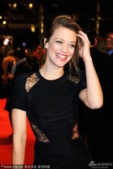 组图：海克-玛卡琪镂空长裙性感亮相电影节