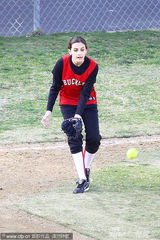 组图：杰克逊女儿帕里斯打垒球 扎马尾英姿飒爽