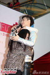 组图：JPM元旦赴港受惊吓 被女粉丝前后夹抱