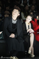 组图：徐海星透视纱裙亮相看秀 与李东田畅聊