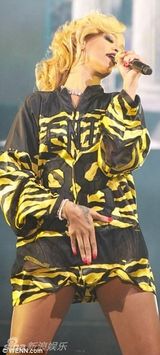 组图：蕾哈娜虎纹战衣秀美腿 撅香臀性感热舞