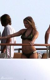 高清组图：菲姬游艇大秀比基尼 性感身材呼之欲出