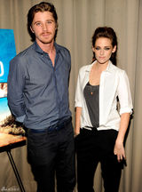 组图：斯图尔特烟熏妆亮相《在路上》纽约放映