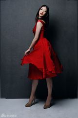 组图：蒋欣开年红裙大片秀香肩美艳动人