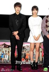 组图：韩性感女星Clara宣传新剧 深V纱裙秀巨乳