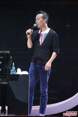 组图：伦永亮演唱会尾场 即兴拉叶德娴上台合唱