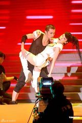 组图：杨千嬅幸福小女人唱情歌 容祖儿秀性感