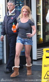 幻灯：布兰妮真空上阵玩激凸 穿灰色T恤暗淡无光