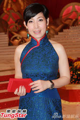 组图：粉红女郎汪明荃发红包 陈展鹏赢好兆头