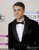 组图：比伯赛琳娜红毯深情对视 破不和传闻