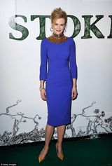 组图：基德曼泳衣遮体羞露身材 与老公下海热拥