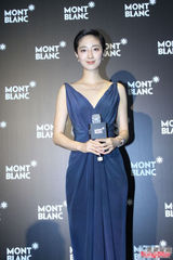 组图：桂纶镁穿藏蓝色深V礼服出席活动性感优雅