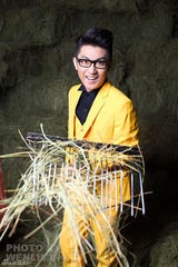 组图：金志文白马写真优雅 彩色西装变熟男