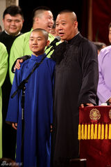 组图：德云社双节专场 郭德纲率众弟子卖力演出