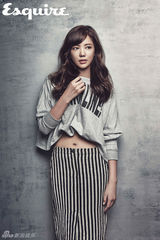 组图：韩星李泰琳爆乳登杂志露香肩蛮腰大腿