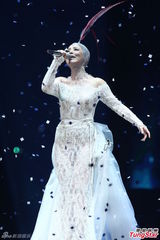 组图：丁当开唱险出事故 与徐佳莹女女亲吻