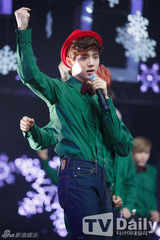 组图：EXO圣诞装热舞《MCD》 孝琳大尺度惹火