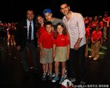 组图：贾斯汀-比伯现身校园被少女粉丝熊抱