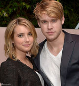 高清图：艾玛-罗伯兹干练装扮助阵旅游杂志派对