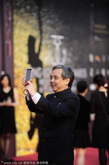 组图：陈嘉上红毯玩自拍 刘伟强西装革履现身