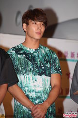 组图：美男乐团FTIsland亮相 与粉丝亲昵击掌