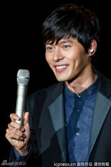 高清组图：玄彬上海开唱 与粉丝合影自拍乐陶陶
