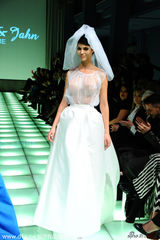 组图:德足球宝贝舍费尔半裸穿婚纱走秀性感火辣