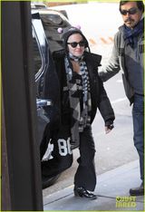 组图：麦当娜携小男友与孩子赴教会 粉耳帽卖萌