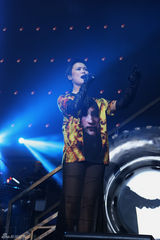 组图：李宇春上海开唱遭男舞者抱 父母首度现身