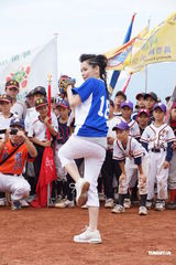 高清组图：徐若瑄为少棒赛开球 送母亲游泰国表孝心