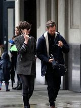 组图：海瑟薇冒雨低碳出行 与老公搭地铁秀恩爱