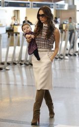 组图：维多利亚抱爱女现身机场 小七胖嘟嘟惹人爱