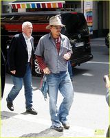 组图：50岁德普牵26岁超模逛街 恋情浮出水面