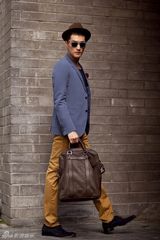 组图：胡歌早秋时尚街拍纵情演绎大魔法师