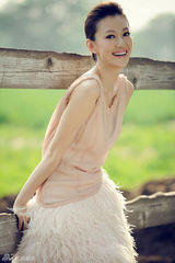 组图：吴晴拍时尚大片 造型甜美清新脱俗