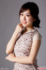 组图：吴丹妮淑女气质照曝光 手拿红包卖萌