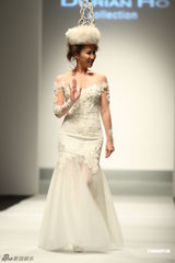 组图：李玟再穿婚纱走秀获献吻 王后造型压轴出场