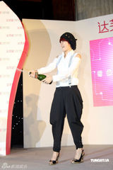 幻灯图集：刘若英现身上海 SHE想尝世博台湾馆小吃