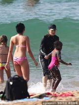 组图：麦当娜与男友水中缠绵 女儿粉色比基尼秀身材