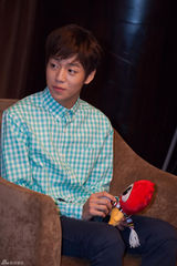 组图：李玹雨现身见面会用中午问候粉丝