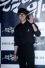 组图：裴勇俊捧场韩片首映 金贤重宋仲基齐亮相