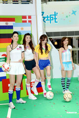 高清图集：四大名模出席世界杯活动 现场学踢球